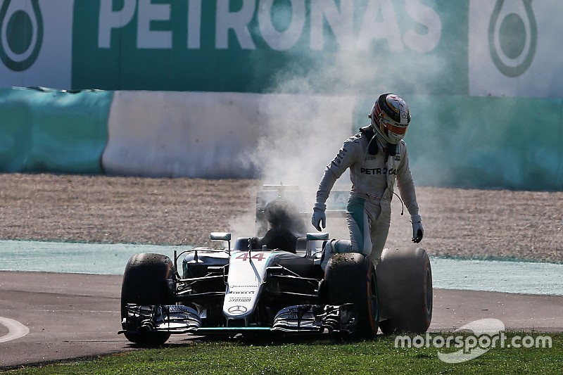 Lewis Hamilton, Mercedes AMG F1 W07 Hybrid contraint à l'abandon avec un moteur cassé