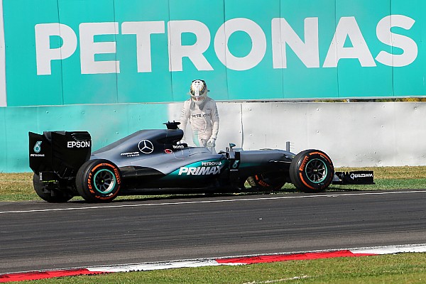 Mercedes sigue investigando el fallo del motor de Hamilton