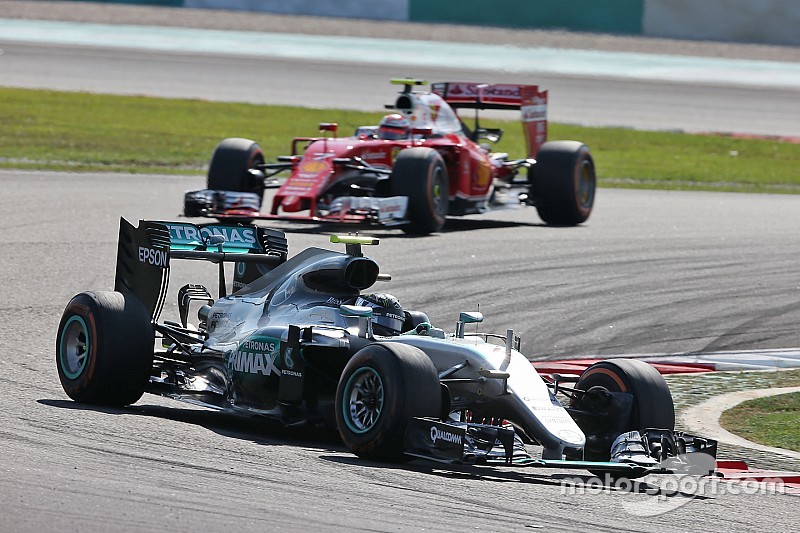 Nico Rosberg, Mercedes AMG F1 W07 Hybrid leads Kimi Raikkonen, Ferrari SF16-H