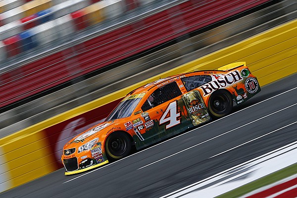 Harvick marc&oacute; el camino en Charlotte Motor Speedway