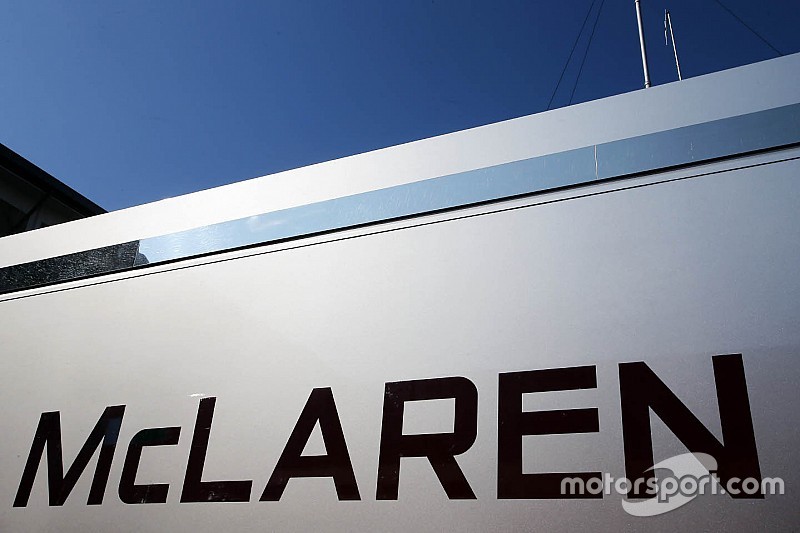 Logo McLaren en un camión