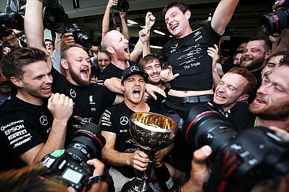 Fotogallery: festa Mercedes a Suzuka, vittoria e Costruttori