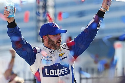 Johnson sobrevive e vence prova caótica em Charlotte