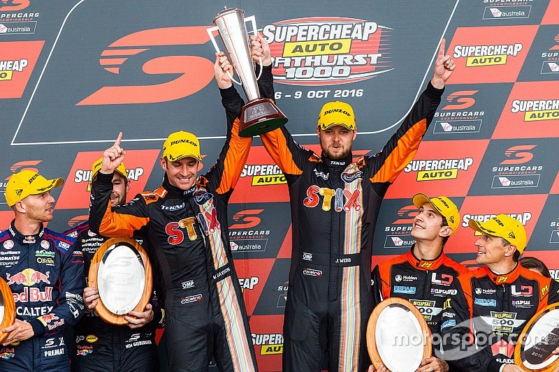 Podium: les vainqueurs Will Davison, Jonathon Webb, Tekno Autosports Holden