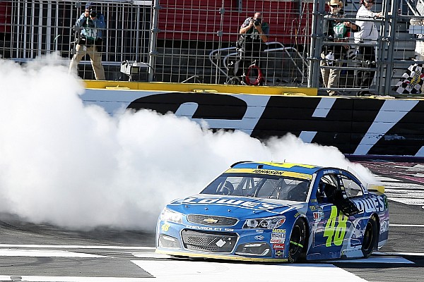 Jimmie Johnson conquista Charlotte e avanza nella Chase