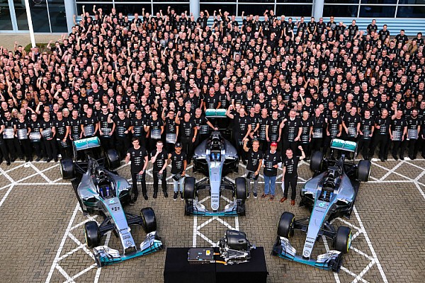 Mercedes celebra su tercer título de Constructores