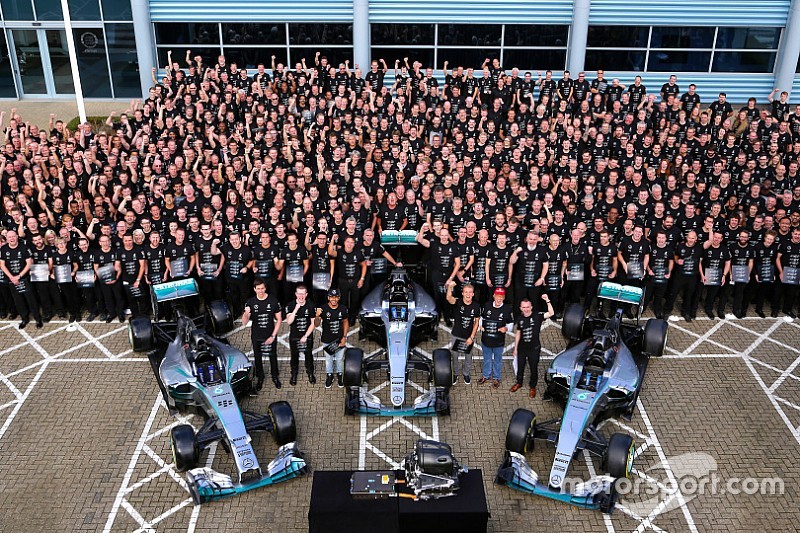 Mercedes celebró en casa 'el triple'