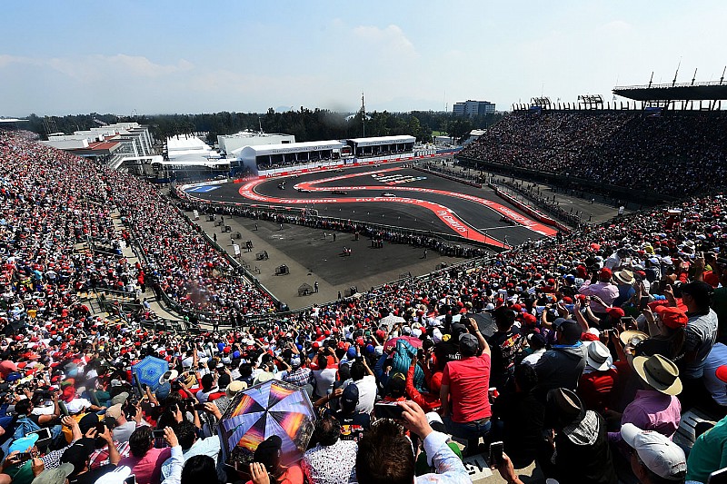 Les spectateurs dans les tribunes du stadium