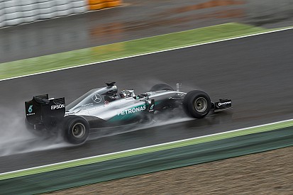 Cuaca buruk ganggu sesi uji coba Pirelli Rosberg