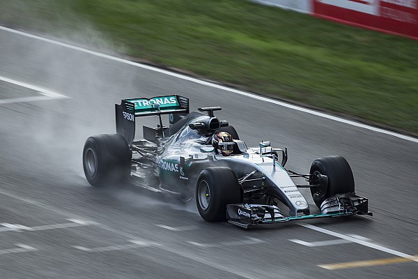 Mercedes volvi&oacute; a sufrir la lluvia de Barcelona en el test de Pirelli