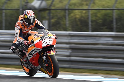Pedrosa quebra clavícula após acidente em treino livre
