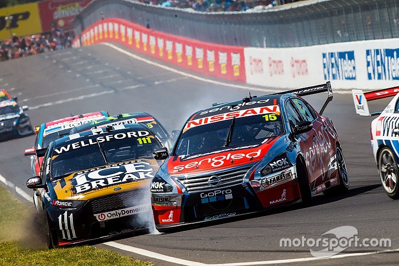 Chris Pither, Richie Stanaway, Super Black Racing Ford and Rick Kelly, Russell Ingall, Nissan Motorsports crash