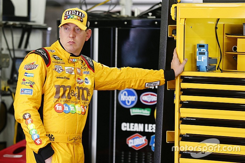 Los hermanos Busch en la cima en la primera práctica en Kansas
