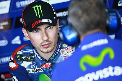 Lorenzo poursuit le GP dans la douleur après sa violente chute