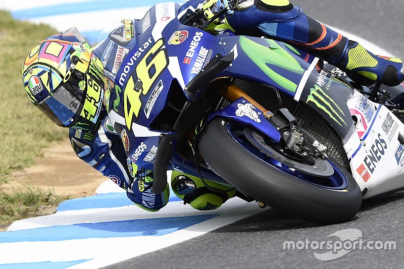 Rossi bate Márquez no fim e larga na pole em Motegi