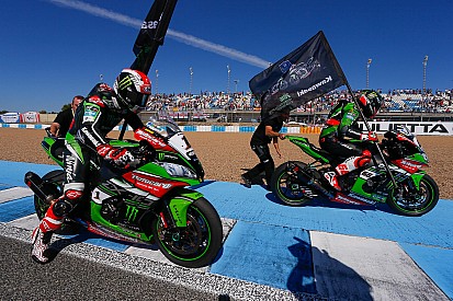 Sykes y Rea celebran el título de marcas de Kawasaki mientras se juegan su propio campeonato