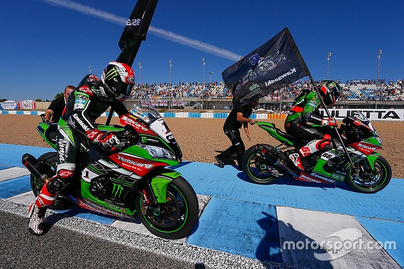 Sykes y Rea celebran el título de marcas de Kawasaki mientras se juegan su propio campeonato