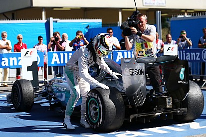 Hamilton bámulatos egyedi festése: mindent visz!