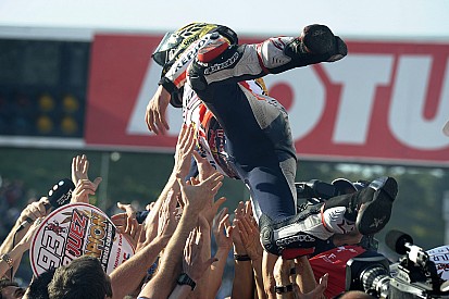 Marquez pakt WK-titel met zege in Japan, Rossi en Lorenzo crashen op Motegi