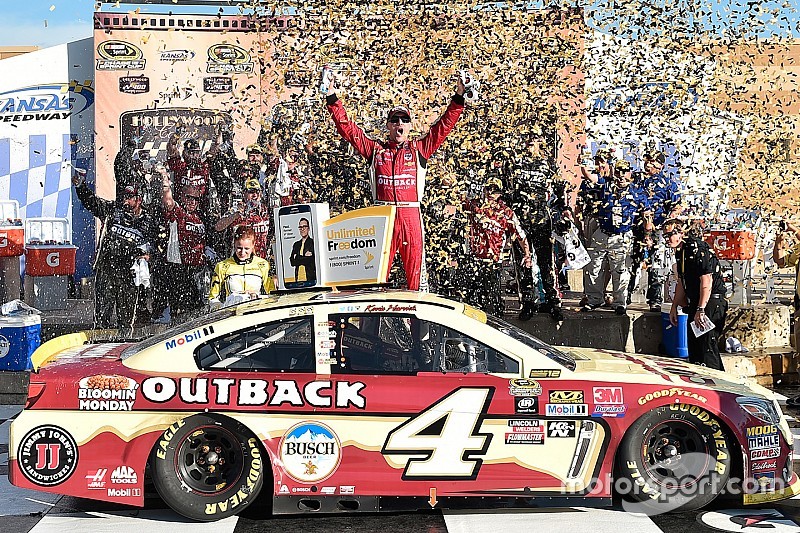 Race winner Kevin Harvick, Stewart-Haas Racing Chevrolet