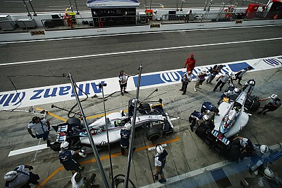 Így is ritkán láthatsz egy F1-es kerékcserét