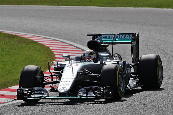 Hamilton manda y Mercedes aplasta en FP1