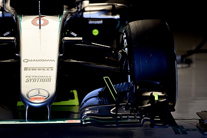 Elővigyázatosságból új üzemanyagrendszert kapott Hamilton kocsija