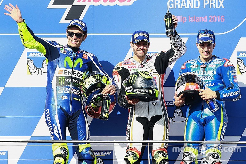 Podium : le vainqueur Cal Crutchlow, Team LCR Honda, le deuxième Valentino Rossi, Yamaha Factory Racing, et le troisième Maverick Viñales, Team Suzuki Ecstar MotoGP