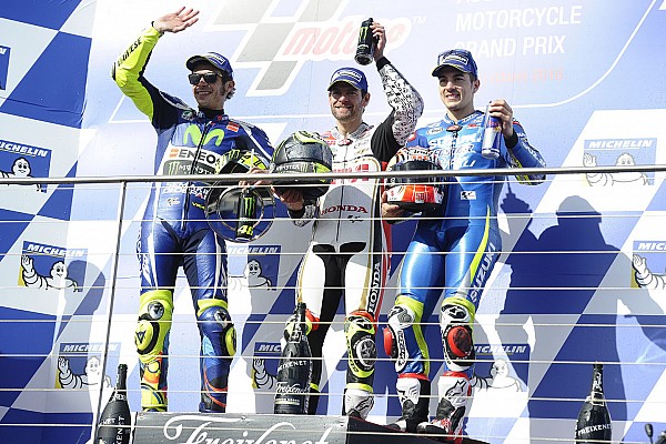 Crutchlow y Rossi sacan tajada del primer cero de Márquez