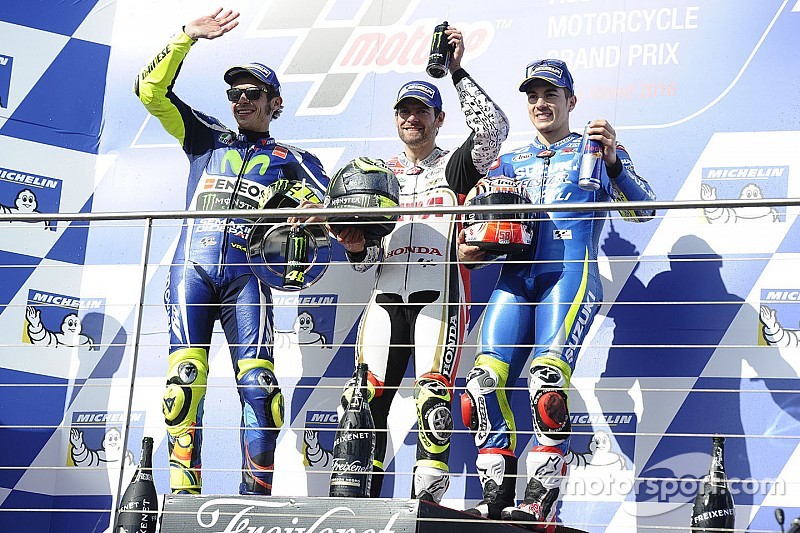 Crutchlow y Rossi sacan tajada del primer cero de Márquez