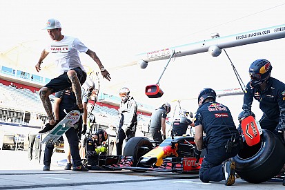 Világhíres gördeszkás trükközött a Red Bull kerékcseréjénél