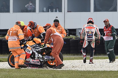 Rendkívül látványos képen Marquez nagy bukása
