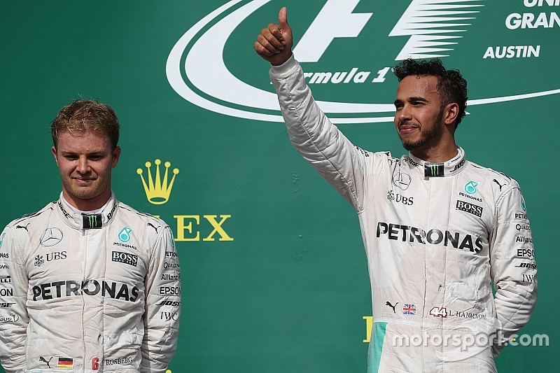 Podio: segundo lugar Nico Rosberg, Mercedes AMG F1 y el ganador de la carrera Lewis Hamilton, Merced