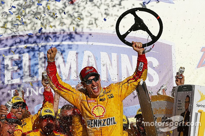 Logano triunfa en Talladega y cuatro pilotos son eliminados del Chase