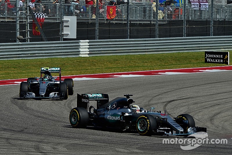 Lewis Hamilton, Mercedes AMG F1 W07 Hybrid vor  Nico Rosberg, Mercedes AMG F1 W07 Hybrid