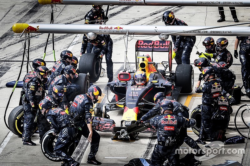 Red Bull: hiába a sok stratéga, ha a versenyző maga dönt a kerékcseréről