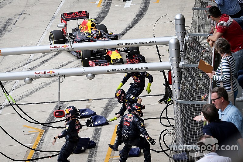 I meccanici Red Bull non pronti per il pit stop di Max Verstappen, Red Bull Racing RB12