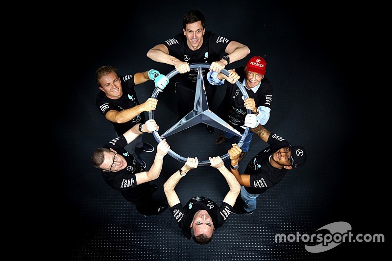 Hamilton: "Vedere le mille persone del team festeggiare mi ha ricaricato"