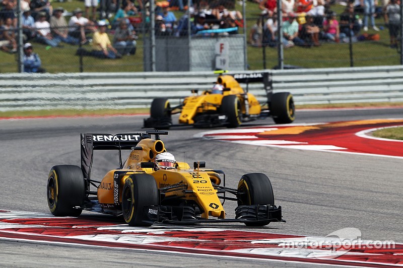 Kevin Magnussen, Renault Sport F1 Team RS16; Jolyon Palmer, Renault Sport F1 Team RS16