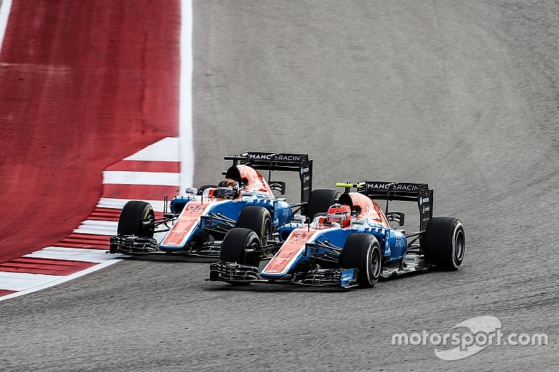 Esteban Ocon, Manor Racing MRT05 en teamgenoot Pascal Wehrlein, Manor Racing MRT05 strijden om posit