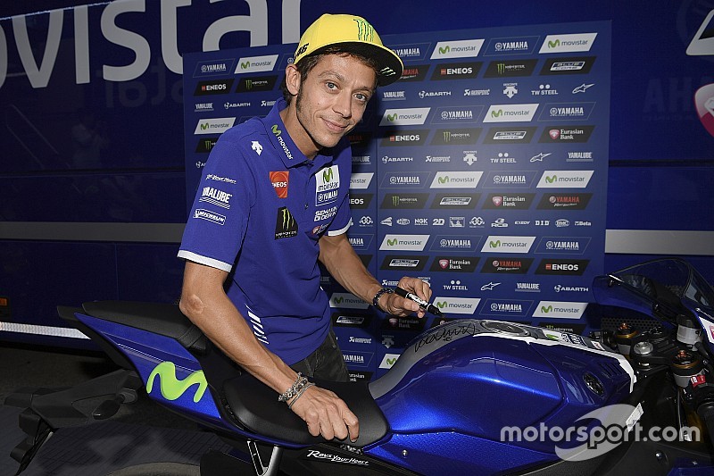Une Yamaha dédicacée par Valentino Rossi aux enchères