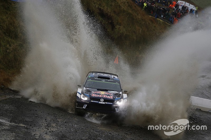 Ogier y Tanak mantienen diferencias en Gales a falta de una jornada