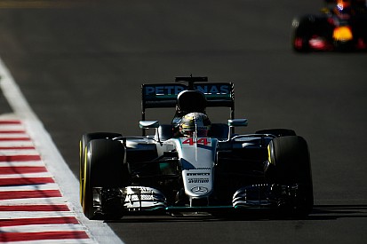 Hamilton no se fía de los Red Bull en la salida