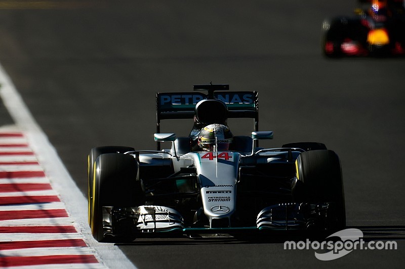 Hamilton no se fía de los Red Bull en la salida