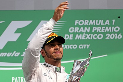 Hamilton vence no México e iguala recorde de Prost