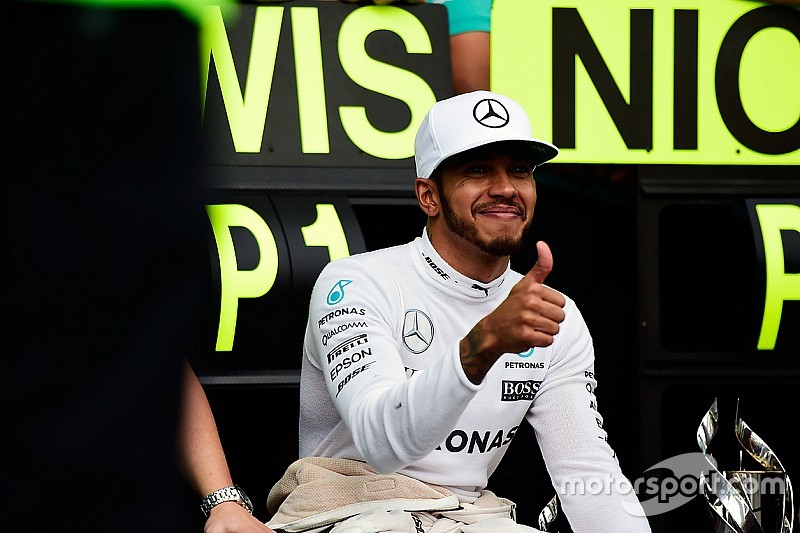 1. Lewis Hamilton, Mercedes AMG F1, feiert mit dem Team