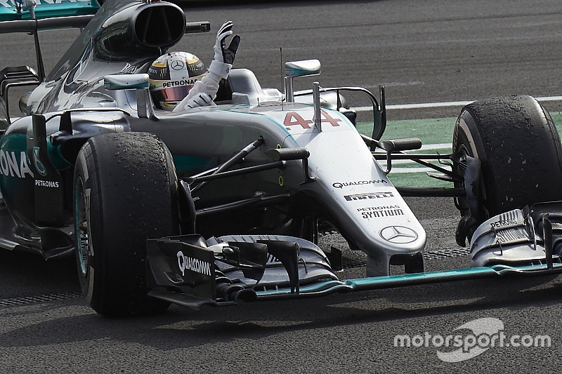 Le vainqueur Lewis Hamilton, Mercedes AMG F1 W07 Hybrid