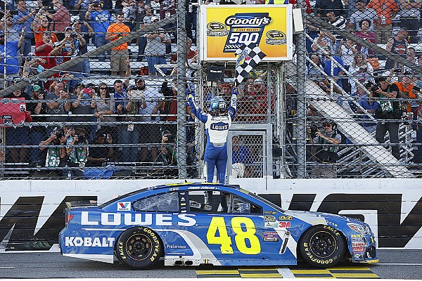 Jimmie Johnson vince a Martinsville ed accede alla finale