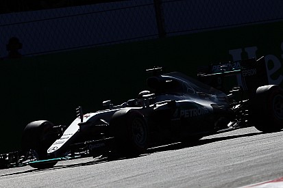 La Mercedes "simula" le quattro ruote sterzanti per il 2017?
