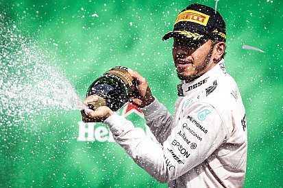 Prost rende omaggio ad Hamilton su Twitter: "51 e non è finita"